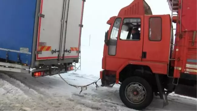 Çatalca'da kar ve tipinin etkisiyle yolcu otobüsü yoldan çıktı