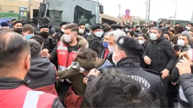 Son dakika haberi | ADLİYE ÖNÜNDE BOĞAZİÇİ GÖZALTILARI İÇİN YAPILAN EYLEME MÜDAHALE ÇOK SAYIDA GÖZALTI