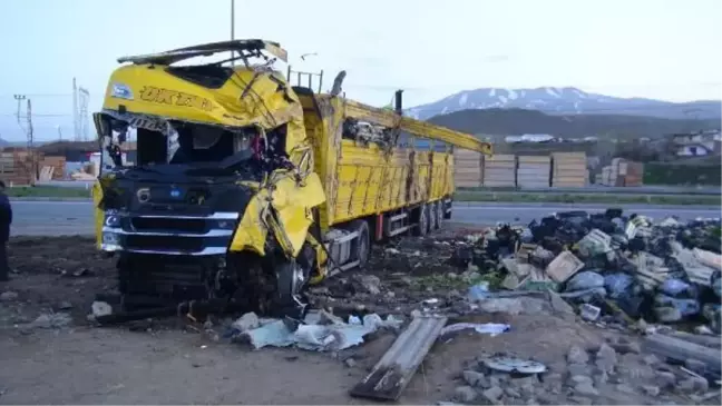 Son dakika haberi | Tatvan'da TIR ile kamyonet çarpıştı: 1 ölü, 2 yaralı