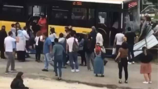 Son dakika haber | Kağıthane'de İETT otobüsü kaza yaptı; yolcular tahliye edildi (1)