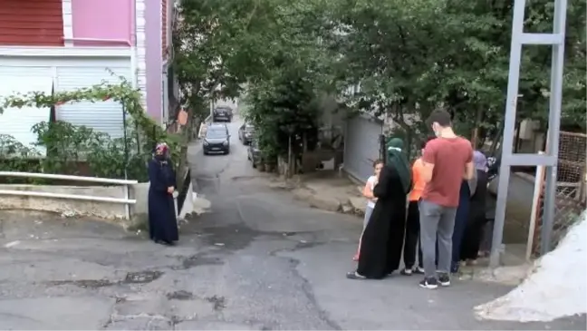 Sarıyer'de işe gitmek için evden çıkan genç kıza, sokak köpekleri saldırdı