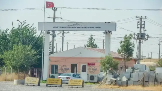 Boşaltılan çadır kentte çıkan yangında 6 çadır yandı