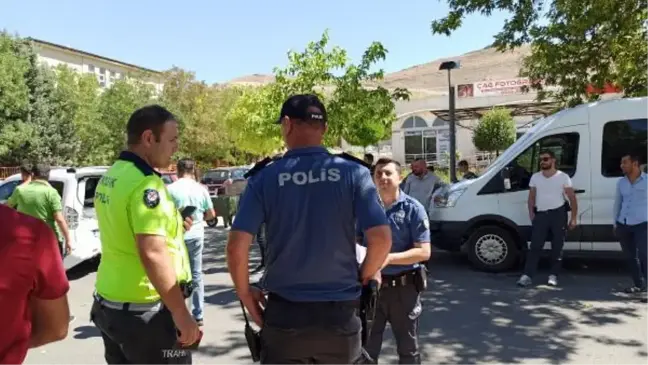 Kamyonetle hafif ticari araç çarpıştı: 3 yaralı