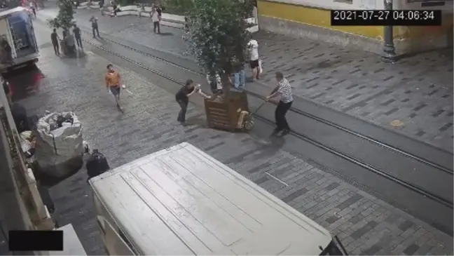 Beyoğlu Belediye Başkanı Yıldız'dan İstiklal Caddesi'ndeki saksıdaki ağaçların İBB tarafından kaldırılmasına tepki