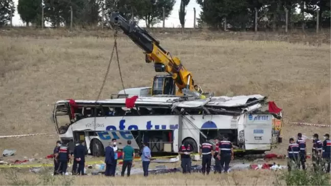 Son dakika haberi | Balıkesir'de yolcu otobüse takla attı: 15 ölü, 17 yaralı (7)