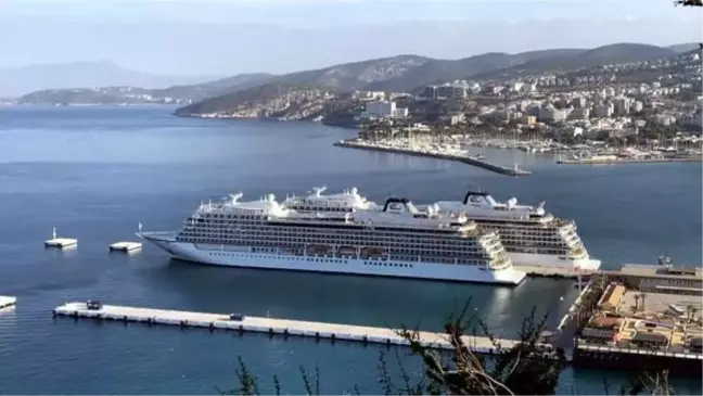 Kuşadası'na aynı anda 2 kruvaziyerle 1200 turist