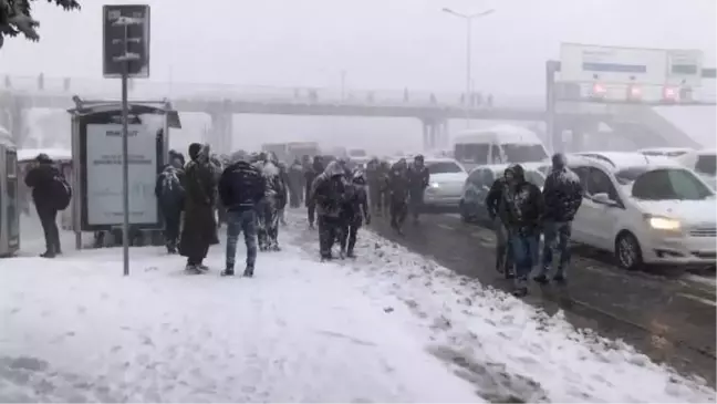 Büyükçekmece'de yoğun kar yağışının altında dakikalarca otobüs beklediler