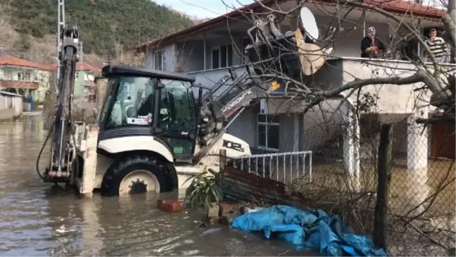 Su basan evlerdekiler kepçelerle kurtarıldı