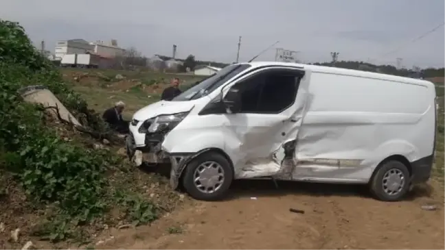 Otomobil, minibüse çarptı: 1'i çocuk 6 yaralı