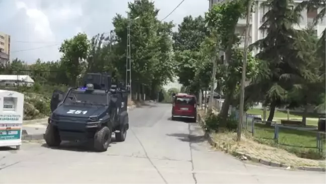 SULTANGAZİ'DE SİLAHLA YARALADIĞI EŞİNİ REHİN ALDI