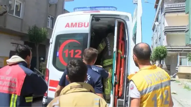 Avcılar'da yangın müdahalesinde düşen itfaiyeci yaralandı