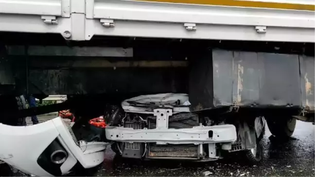 Son dakika haberi: Sakarya'da otomobil, kamyonun altına girdi: 1 ölü, 4 yaralı