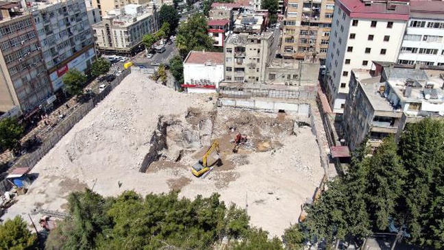 'DÜNYANIN EN SAÇMA BİNASI'NIN GECİKEN YIKIMINA PARA CEZASI'