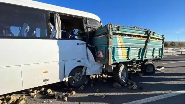 Son dakika haberleri | Kütahya'da işçi servisi traktöre çarptı: 20 yaralı (2)