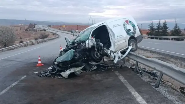 Ters şeritte ilerleyen hafif ticari araç, otomobile çarptı: 1 ölü, 2 yaralı