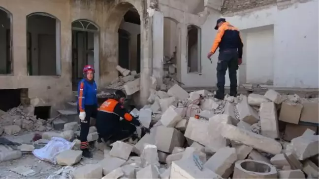 Kilis'te ağır hasarlı 2 katlı boş binanın bir kısmı çöktü
