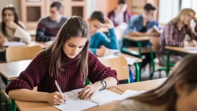 Lise son devamsızlık kalktı mı 2023? 12. sınıflarda sınıfta kalma var mı, devamsızlık tamamen kalktı mı, muaf mı olacak?