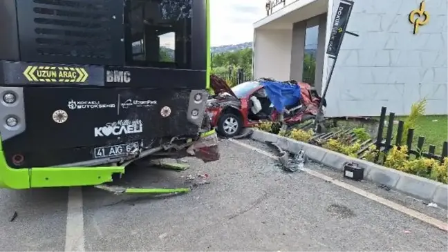 İzmit'te Otomobil Halk Otobüsüne Çarptı: 3 Ölü, 3 Yaralı