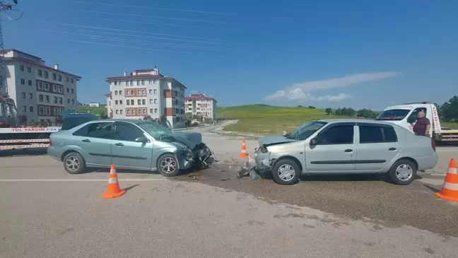 Çorum'da Otomobil Çarpışması: 8 Kişi Yaralandı