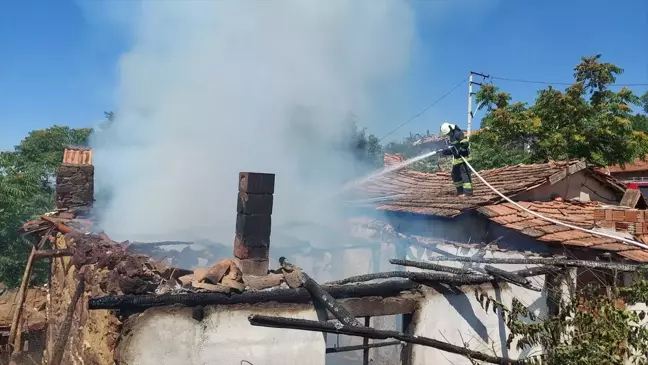 Manisa'da Kula ilçesinde tek katlı ev yangında tamamen yandı