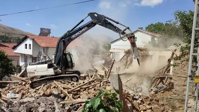Çelikhan'da ağır hasarlı binaların yıkımına başlandı