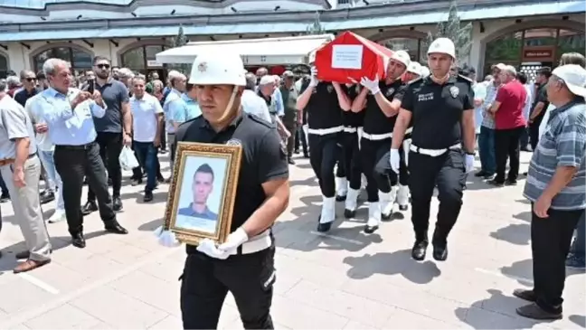Erzincan Emniyet Müdürlüğü'nde görevli polis memuru trafik kazasında hayatını kaybetti