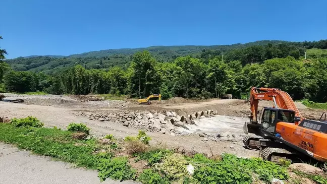 Düzce Gölyaka'da Sel Felaketinde Yıkılan Köprünün Yerine Geçici Yol Yapıldı