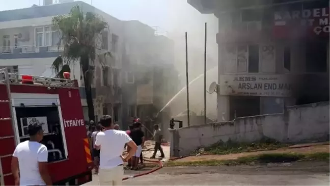 Manavgat'ta Apartmanın Zemin Katındaki Mobilya Deposunda Yangın Çıktı
