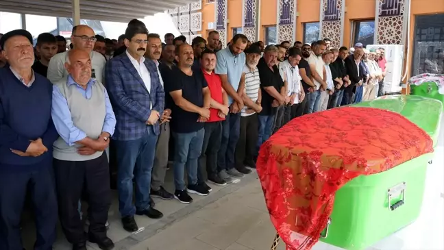 Sivas'ta kamyon ile taksinin çarpışması sonucu ölen aile defnedildi