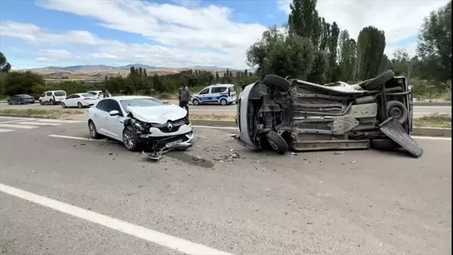 Sivas'ta trafik kazası: 3 kişi yaralandı