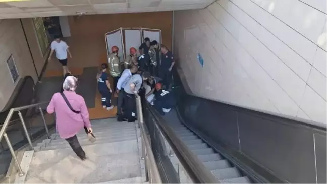 Kartal Metro İstasyonu'nda Yürüyen Merdivene Sıkışan Kişi Kurtarıldı