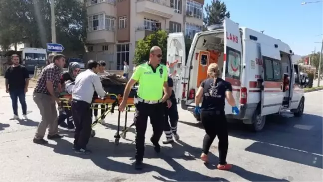 Otomobille çarpışan 3 tekerli motosikletteki 2 kişi ağır yaralandı