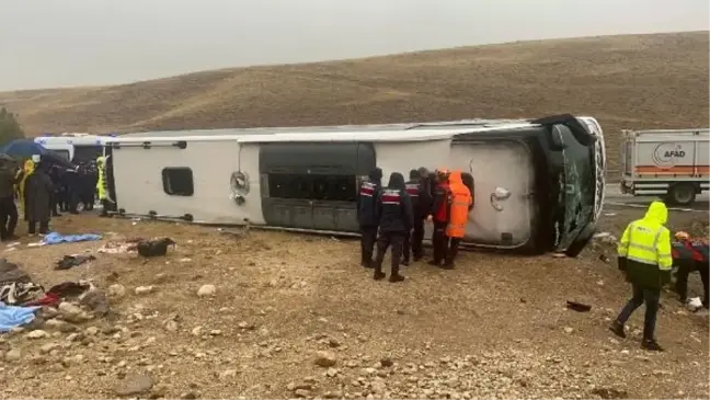 Sivas'ta yolcu otobüsü devrildi: 4 ölü, 32 yaralı (2)