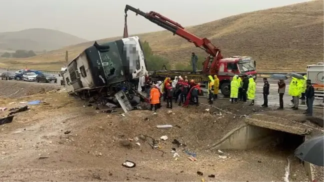 Sivas'ta yolcu otobüsü devrildi: 7 ölü, 40 yaralı (3)
