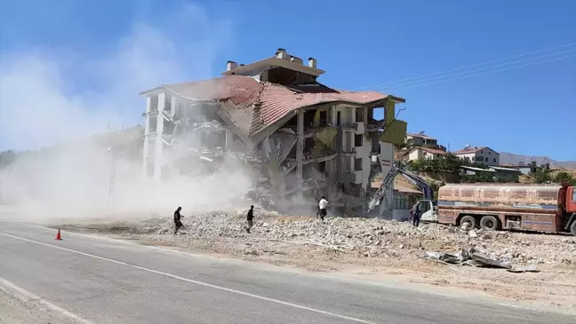 Çelikhan'da deprem sonrası yıkım ve enkaz kaldırma çalışmaları devam ediyor