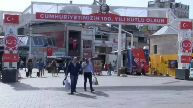 İstiklal Caddesi Türk Bayraklarıyla Donatıldı