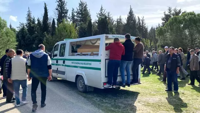 Bursa'da Cinnet Geçiren Baba Tarafından Öldürülen Anne ve Çocukları Toprağa Verildi