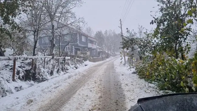 Düzce'de sağanak nedeniyle su baskınları yaşandı, kar yağışı ulaşımı aksattı