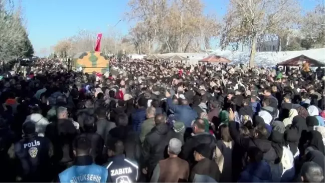 PKK'lı teröristlerin saldırısında şehit olan Piyade Sözleşmeli Er Emre Taşkın toprağa verildi