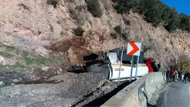 Nurdağı'nda Tanker Devrildi: Şoför Hayatını Kaybetti
