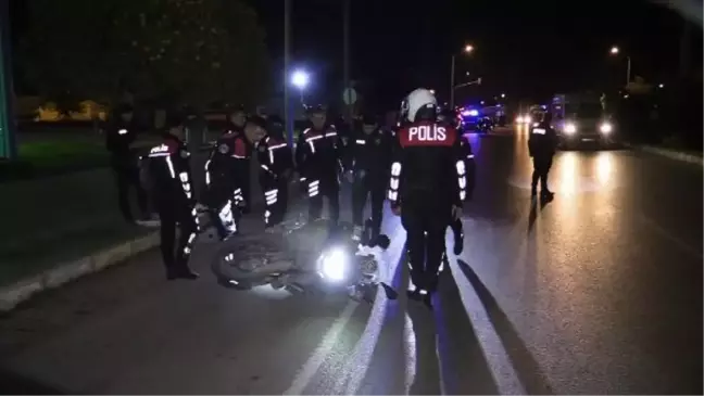 Adana'da Motosikletli Yunus Timi ile Elektrikli Bisiklet Çarpıştı: 1 Polis ve 1 Kişi Yaralandı