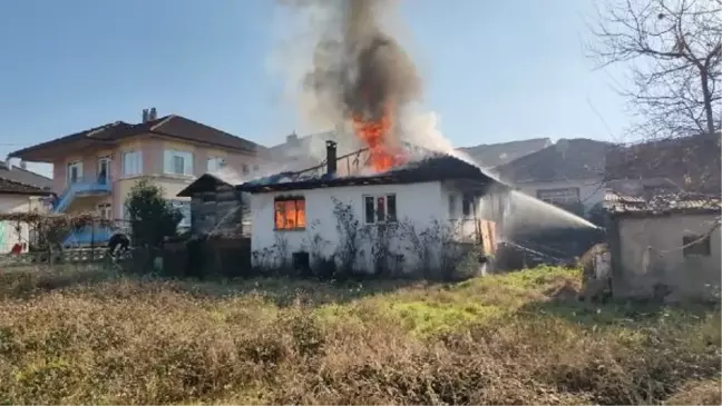 Felçli anne ve oğlu sobadan çıkan yangında kurtarıldı