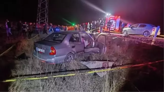 Niğde'de kafa kafaya çarpışan otomobillerde 2 kişi hayatını kaybetti