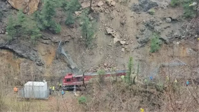 Zonguldak-Karabük Arasında Heyelan Nedeniyle Raydan Çıkan Yük Treni Kaldırma Çalışmaları Devam Ediyor