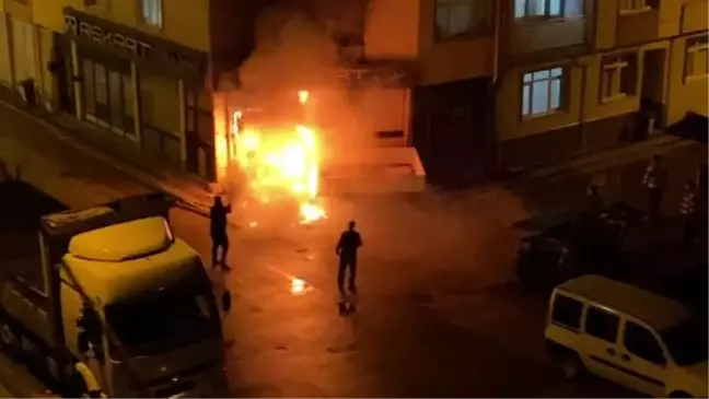 İnegöl'de park halindeki kamyonet yangını iş yerine sıçradı