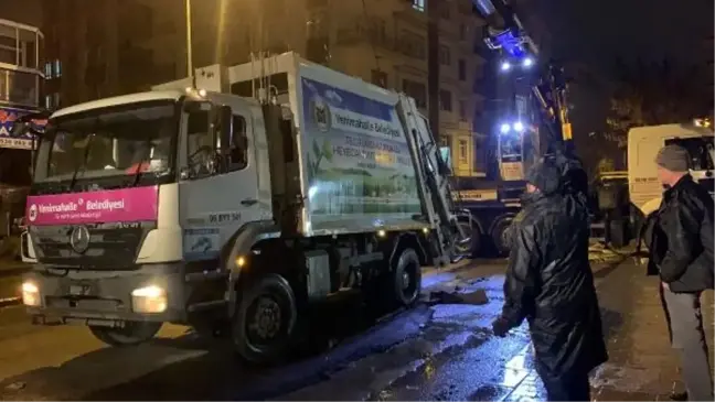 Ankara'da Yağış Sonrası Yol Çöktü, Çöp Kamyonu Çukura Düştü