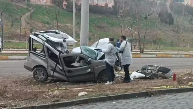 Batman'da Beton Elektrik Direğine Çarpan Araç Sürücüsü Hayatını Kaybetti