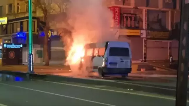 Diyarbakır'da minibüs alev aldı