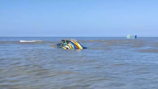 Sakarya'da Ters Dalga Nedeniyle Alabora Olan Balıkçı Teknesindeki 5 Kişi Kurtarıldı