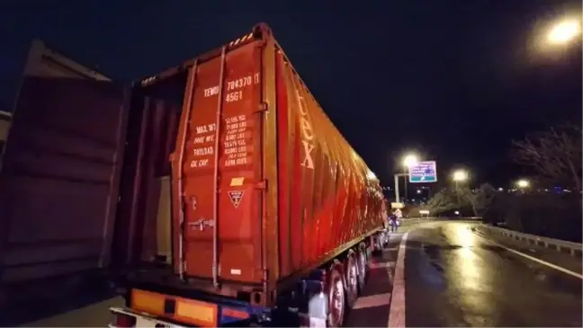 İzmit'te TIR yangınında itfaiye eri yaralandı